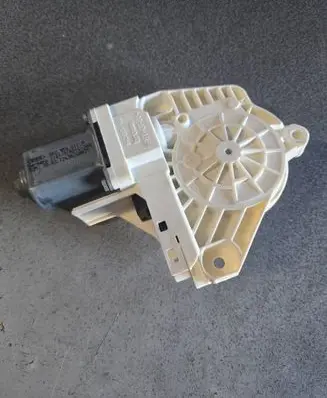 Skoda Yeti (5L) Front door window regulator motor 8K0959811A 1101919814200 12430260025