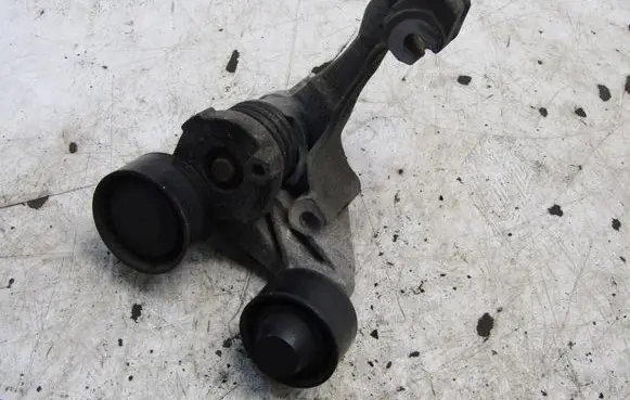 Nissan Qashqai Generator/alternator bracket KRIS235789