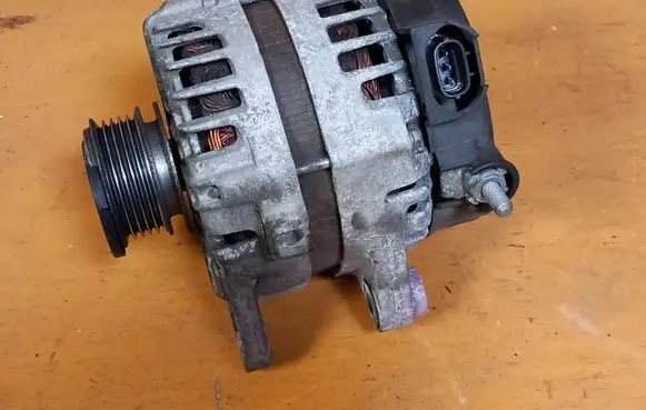 Hyundai i40 Generator/alternator 373002A805