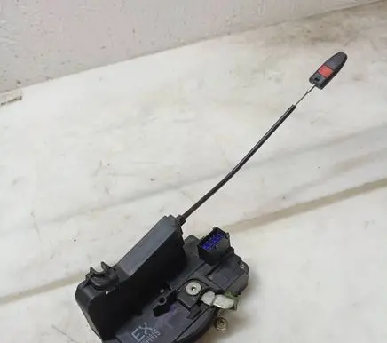 Opel Astra G Front door lock 24444015