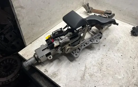 Volkswagen PASSAT B6 Steering wheel axle 10313111