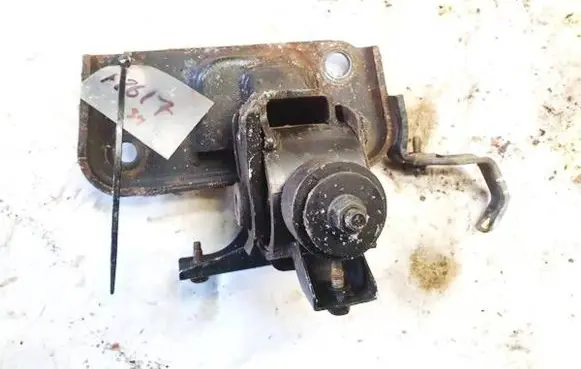 Toyota RAV 4 (XA30) Engine mount bracket