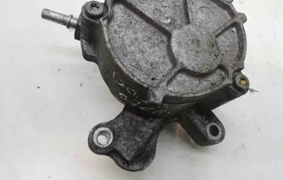 Ford Mondeo Mk III Vacuum pump D1651B