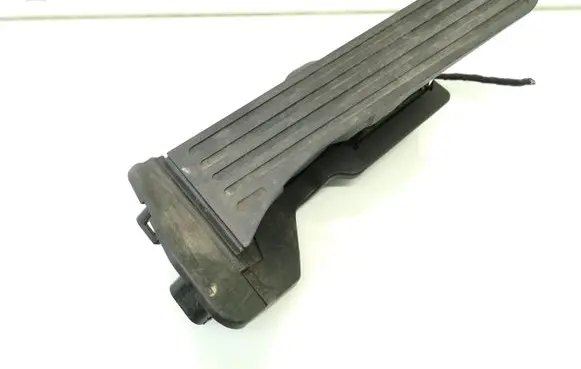 Volkswagen Jetta V Accelerator throttle pedal 74390500