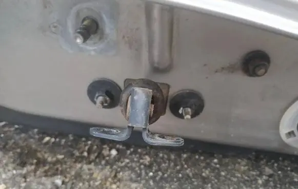 Jeep Grand Cherokee (WJ) Rear door check strap stopper