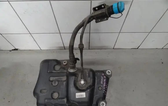 Opel Insignia A AdBlue liquid reservoir 