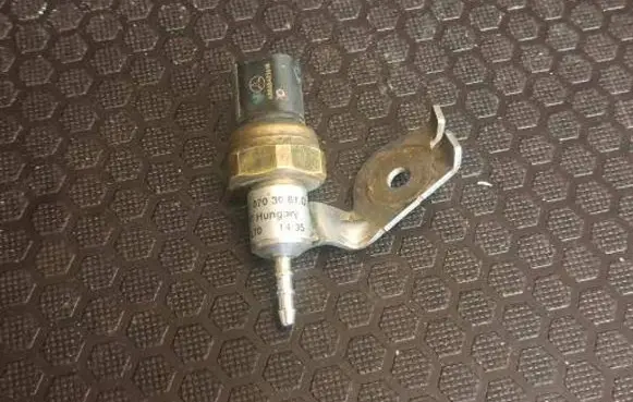 Mercedes-Benz E W212 Fuel pressure sensor a6510703081q1