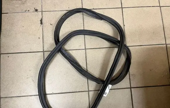 Volvo V60 Front door rubber seal 893991