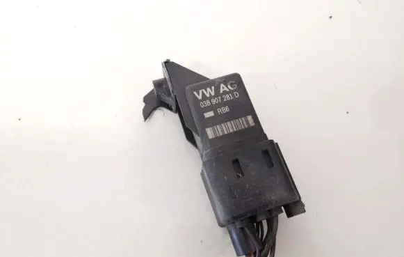 Skoda Octavia Mk2 (1Z) Glow plug pre-heat relay 0281003038 038907281d
