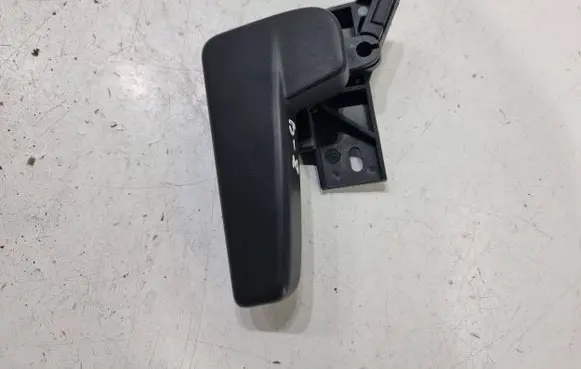 Volkswagen PASSAT B8 Engine bonnet (hood) release handle 517823633A