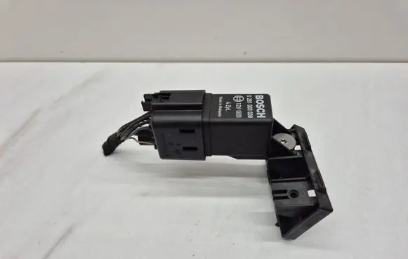 Volkswagen Golf V Glow plug pre-heat relay 0281003038 038907281D 038973721B