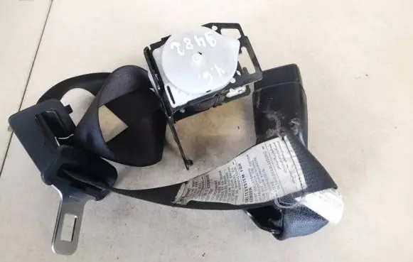 Middle seatbelt (rear)