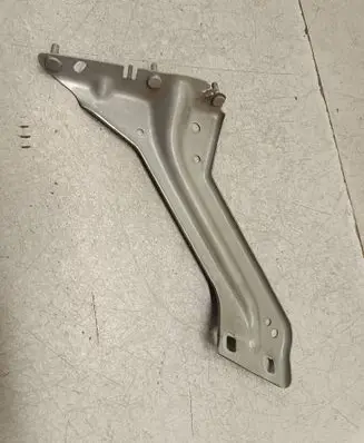 Audi Q5 SQ5 Fender mounting bracket 8R0821136