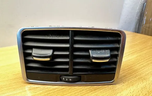 Rear air vent grill