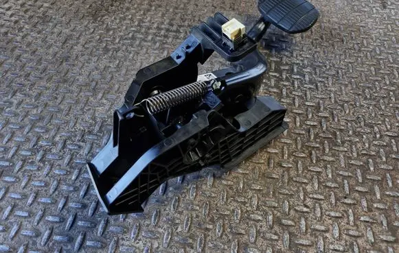 BMW 2 F44 Brake pedal 6856596