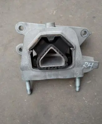 Peugeot 208 Engine mount bracket 9826533880