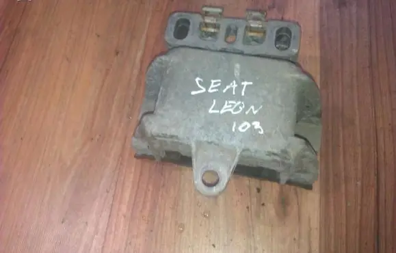Seat Leon (1M) Engine mount bracket 1j0199555