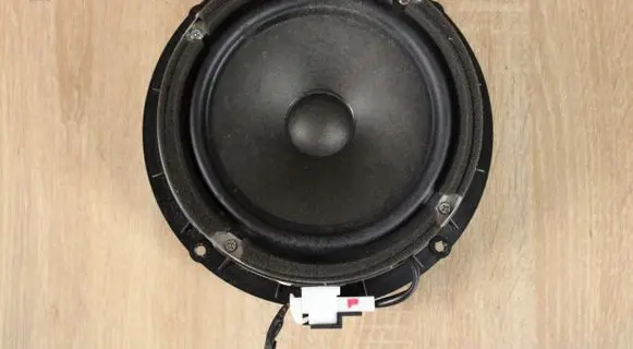 KIA Sorento High frequency speaker in the rear doors 