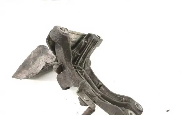 Engine mounting bracket