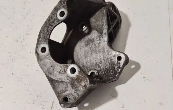Volkswagen Caddy Power steering pump mounting bracket 028145523E