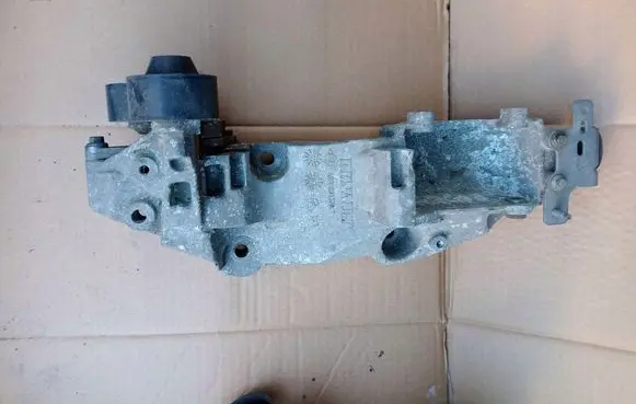 Nissan Qashqai Generator/alternator bracket 8200325115