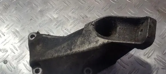 Engine mounting bracket
