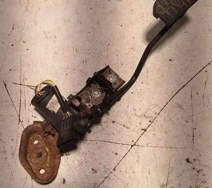 Accelerator throttle pedal