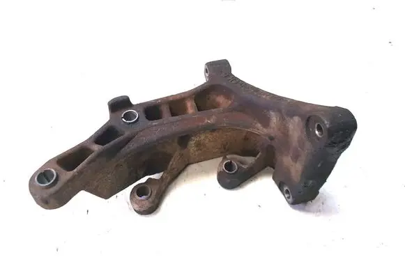 Engine mounting bracket