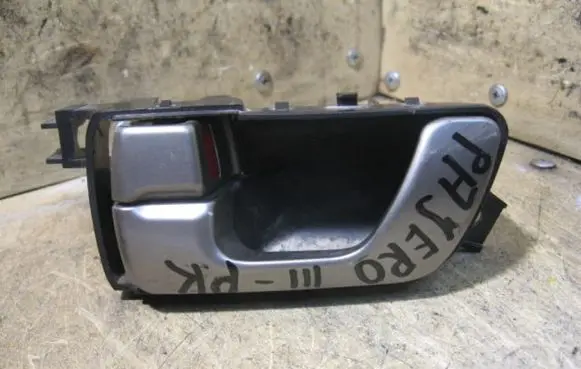 Mitsubishi Pajero Sport I Front door interior handle NURODYKITEKURIPUSE
