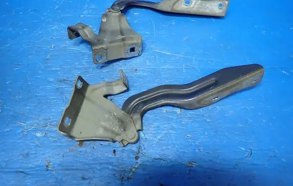 Engine bonnet/hood hinges