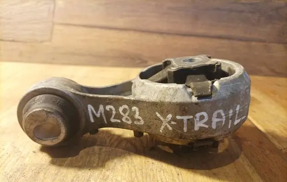 Nissan X-Trail T31 Engine mount bracket