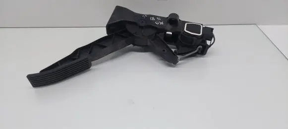 Mercedes-Benz B W245 Accelerator throttle pedal A1693000304 000047 181007