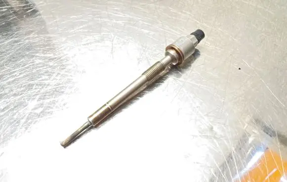 Opel Astra J Glow plug 55568366