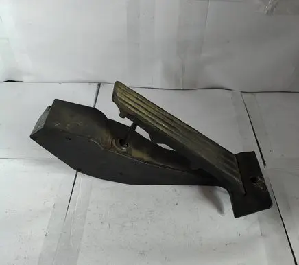 Accelerator throttle pedal