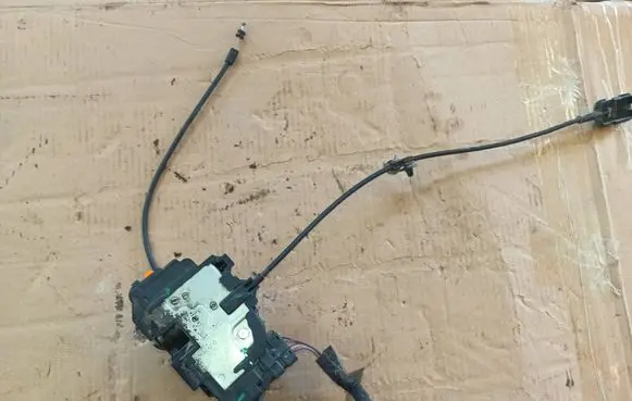 Renault Master III Front door lock 805030009R