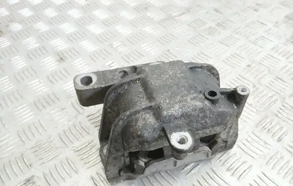 Volkswagen Golf Plus Engine mount bracket