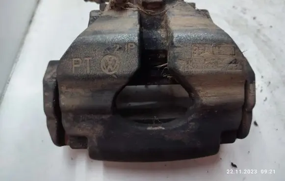Volkswagen Multivan T5 Front brake caliper