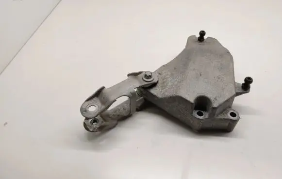 Mercedes-Benz A W176 Engine mounting bracket A2702230002