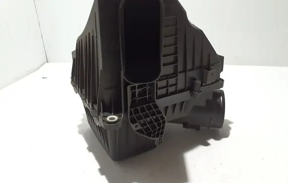 Chevrolet Silverado Air filter box 85517873