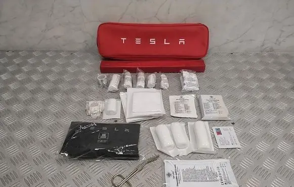Tesla Model 3 First aid kit 21013294622