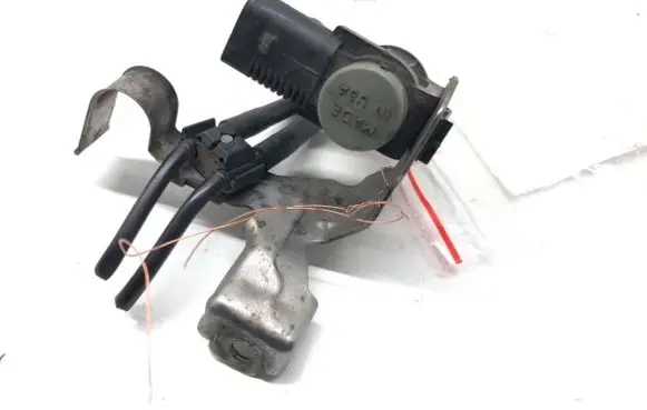 Volkswagen PASSAT B7 Fuel pressure regulator 03L131051BH