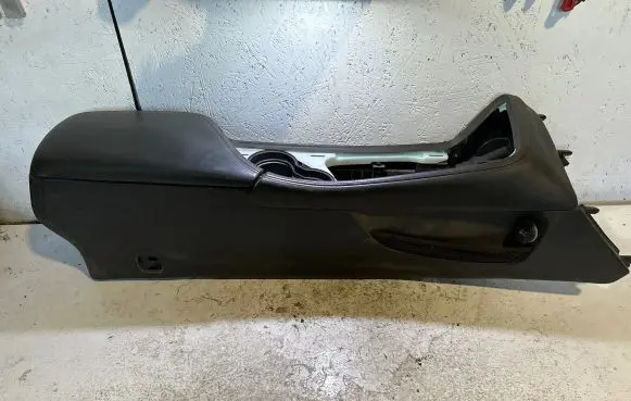 Dodge Challenger Armrest 5RU17DX9AC 100344510104 1262016
