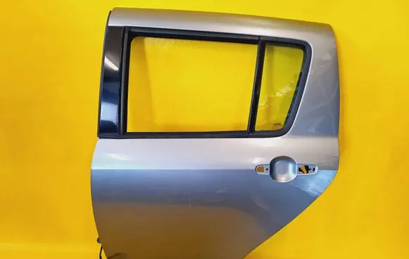 Suzuki Swift I Rear door
