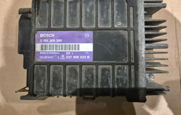 Volkswagen Golf II Engine control unit/module 037906022B 0261200280