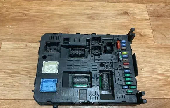 Peugeot Expert Fuse module 281197595