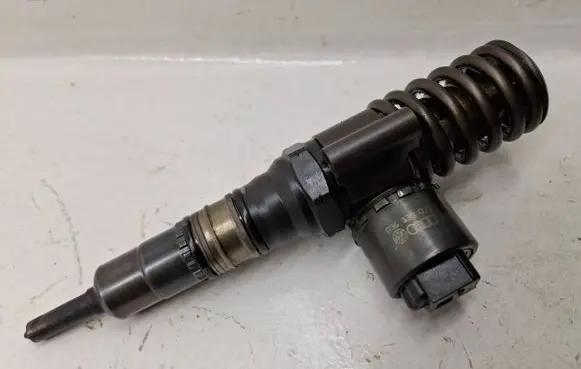 Volkswagen Golf V Fuel injector 03G130073G