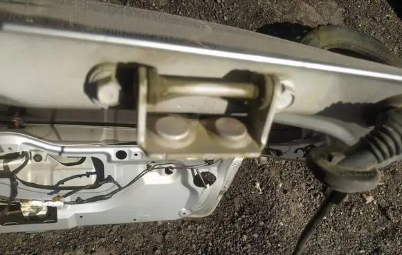 Subaru Impreza III Tailgate/trunk/boot hinge