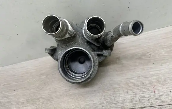 Thermostat/thermostat housing