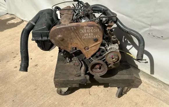 Volkswagen PASSAT Engine 068103011 068103373 068130107