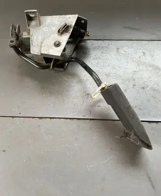 Accelerator throttle pedal
